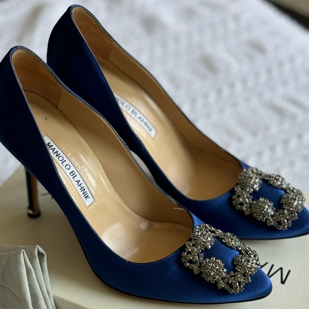 Manolo Blahnik hangisi crystal pumps
